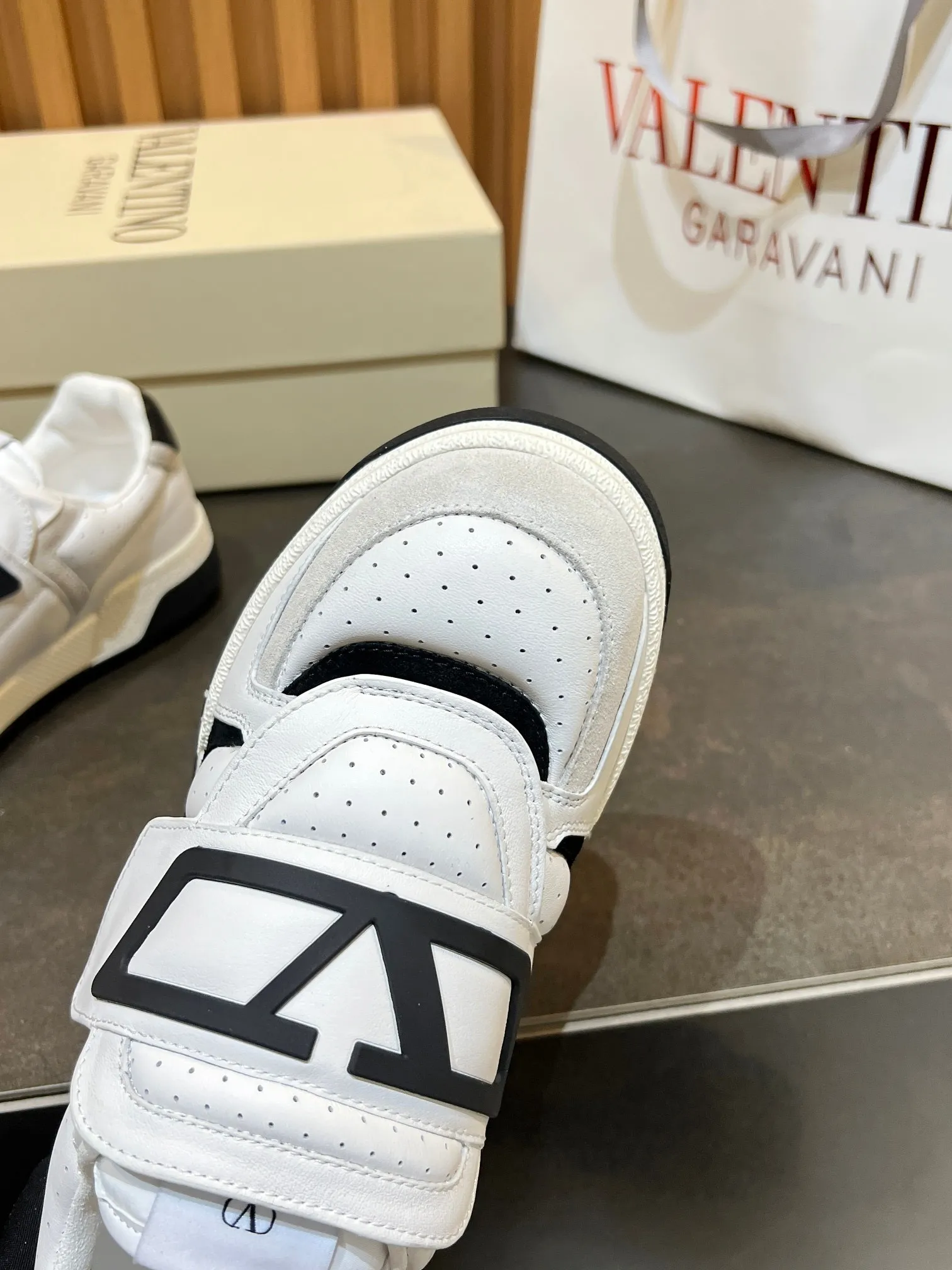 Men's men's shoes 💰760 VLTN Valentin 𝑶𝒏𝒆𝑺𝒕𝒖𝒅 Couple's sneaker series Valentino 2025 new couple's sneakers are on sale. The original ZP purchased and disassembled. Repeated pattern making and modification. The strength must be restored one to one! Top luxury masterpiece Velcro design Soft and comfortable imported calfskin 🧧brings excellent and elegant texture and excellent on-foot comfort Top purchasing version upper: imported calfskin surface/original oil edge craftsmanship Inner: water-dyed cowhide lining Outsole: original development 𝐓𝐏𝐔 two-color combination outsole Packaging: original configuration complete package Code number: 35-46 (45 46 customized)